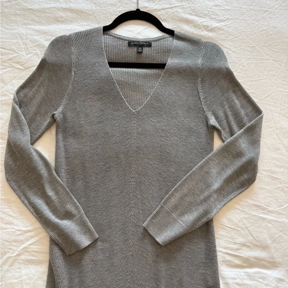 Banana Republic V-Neck Sweaters in Beige and Gray - Picture 2 of 5